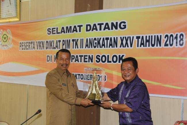 75penyerahan cindera mata oleh ketua rombonga  kepada sekda kab solok 2.JPG